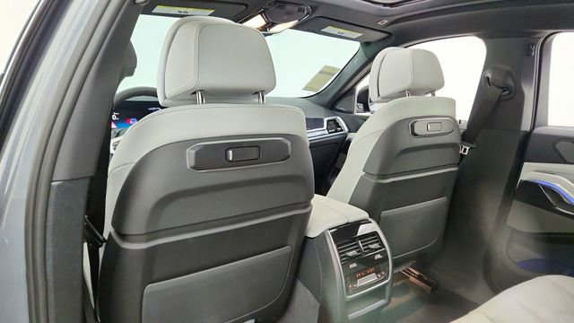 Used 2026 BMW X6 xDrive40i w/ Climate Comfort Package image 32