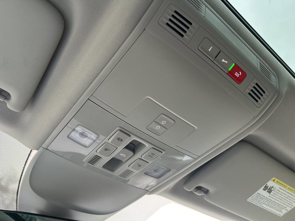 Certified 2025 Volkswagen Taos SE w/ Panoramic Sunroof Package image 40