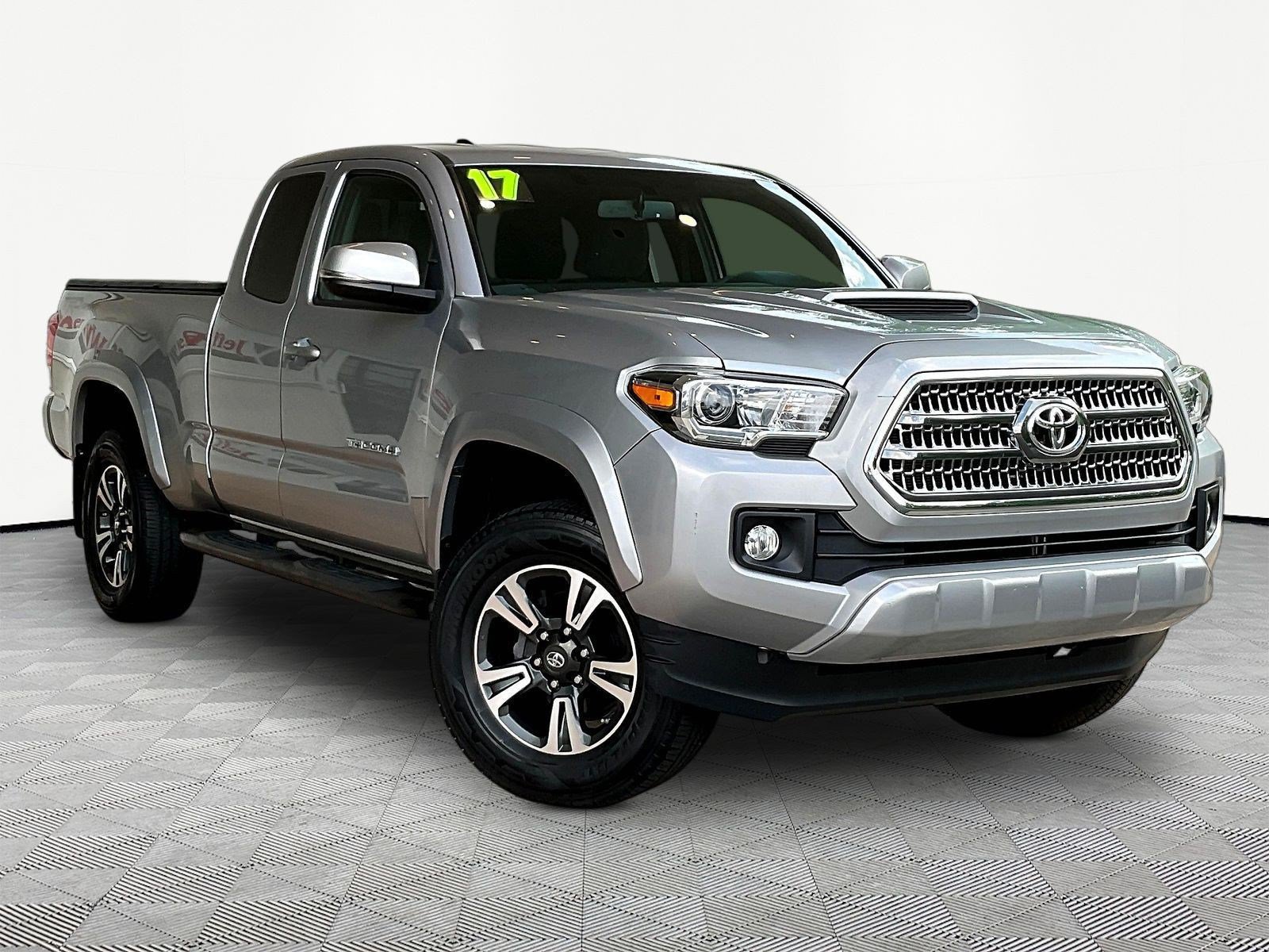 Used 2017 Toyota Tacoma SR5 RWD image 3