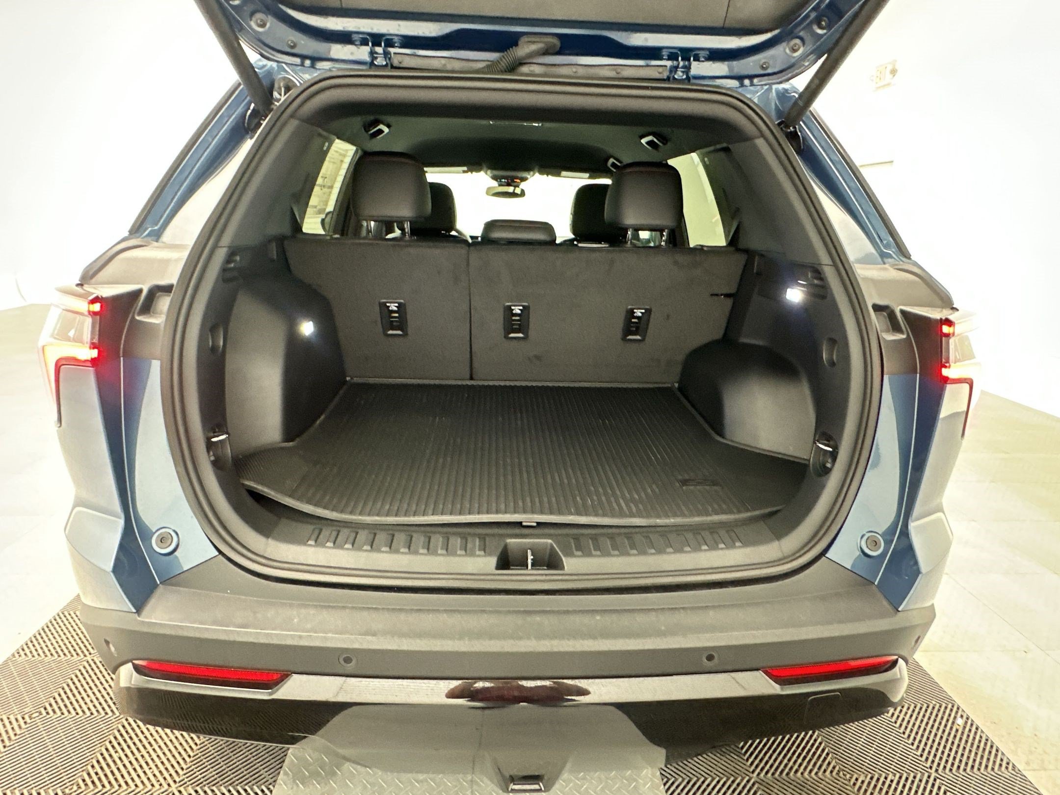 New 2027 Chevrolet Equinox RS w/ LPO, Floor Liner Package AWD/4WD image 24