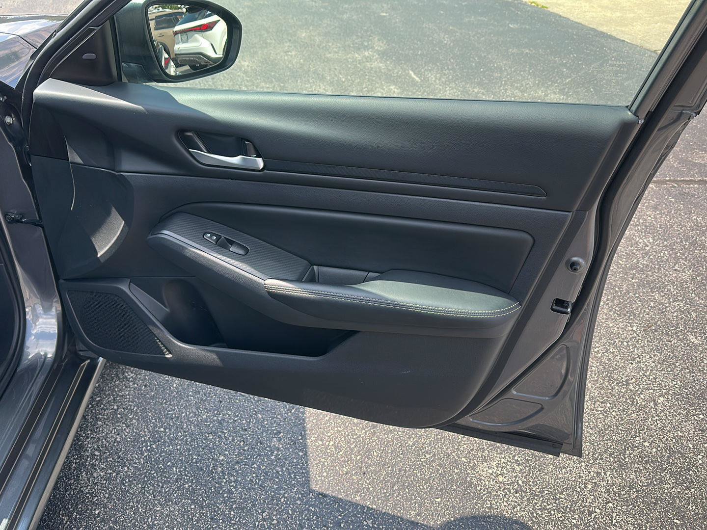 Used 2025 Nissan Altima 2.5 SV FWD image 10