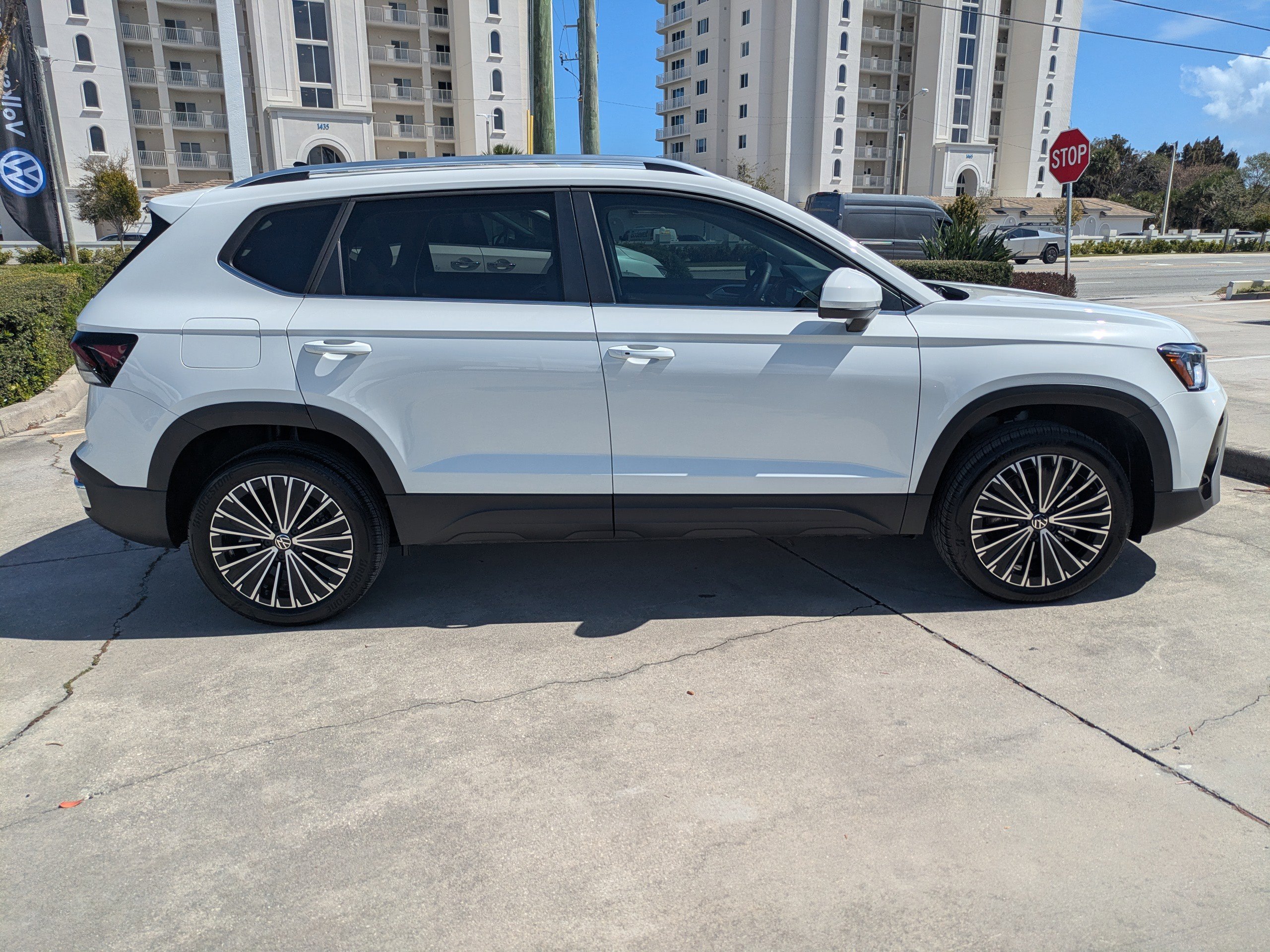 Certified 2025 Volkswagen Taos SE image 3