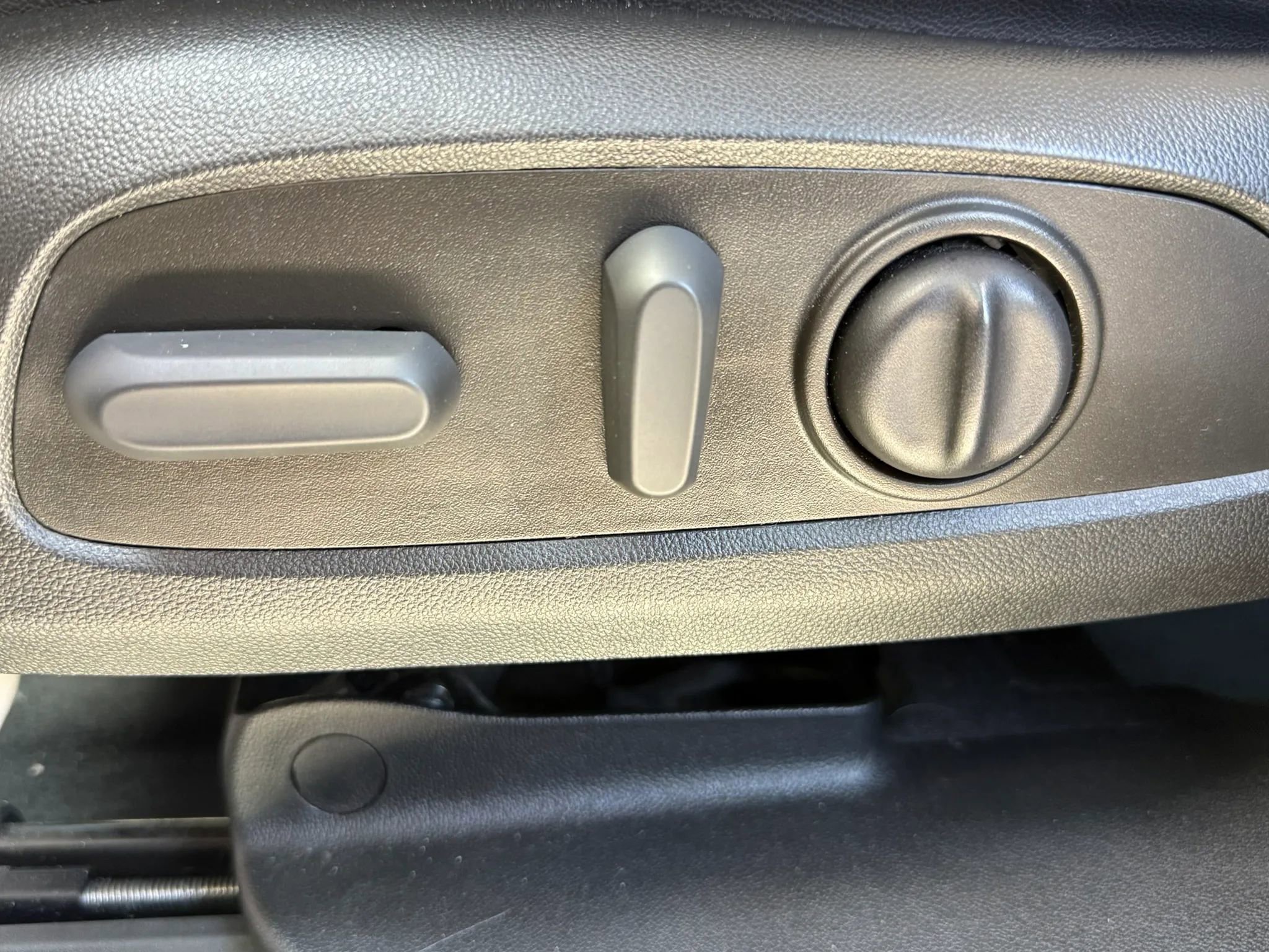 Used 2012 Toyota Highlander 4WD w/ Tech Pkg image 16