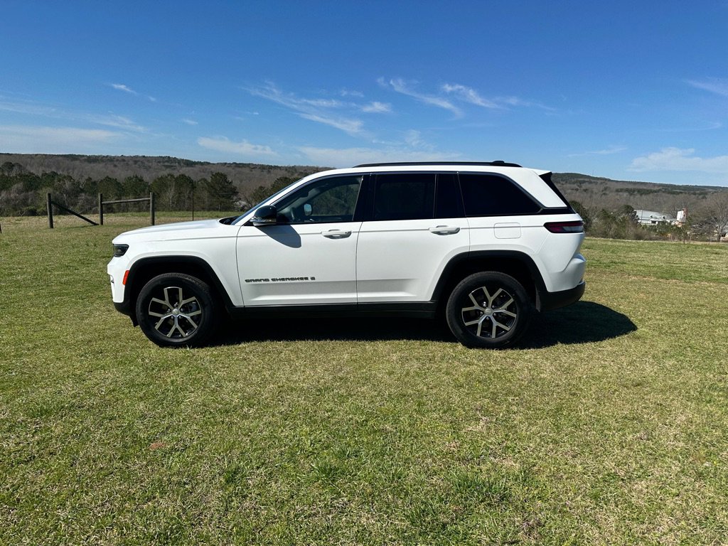 Used 2023 Jeep Grand Cherokee Limited image 7