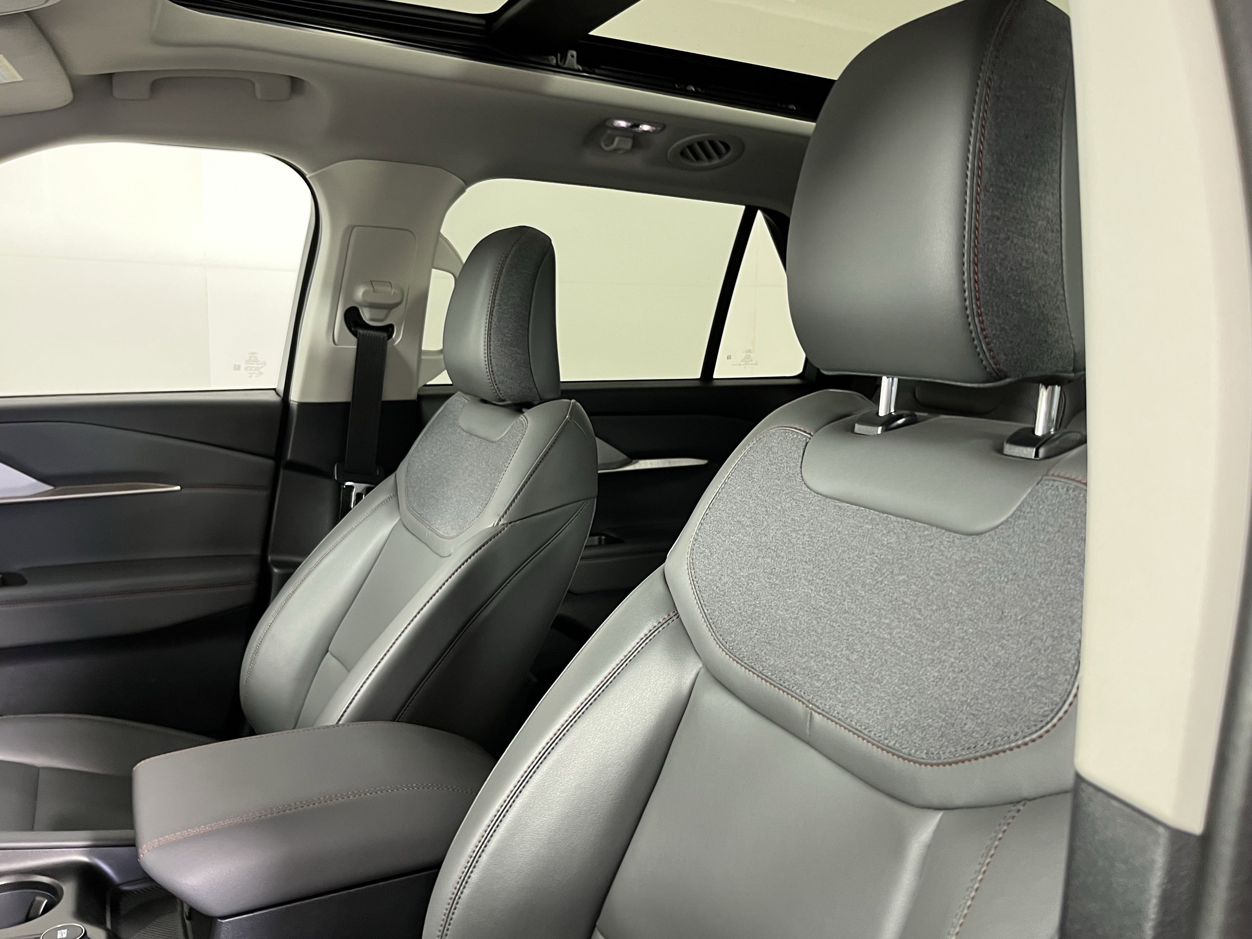 Used 2025 Ford Explorer Active w/ Active Comfort Package image 18