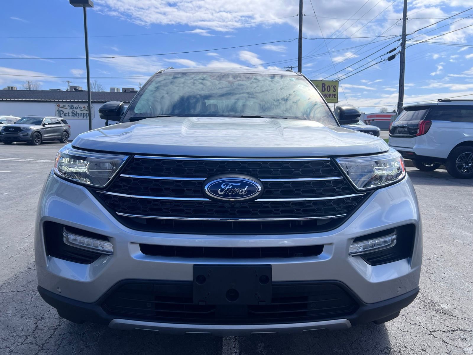 Used 2024 Ford Explorer XLT w/ Equipment Group 202A AWD/4WD image 3