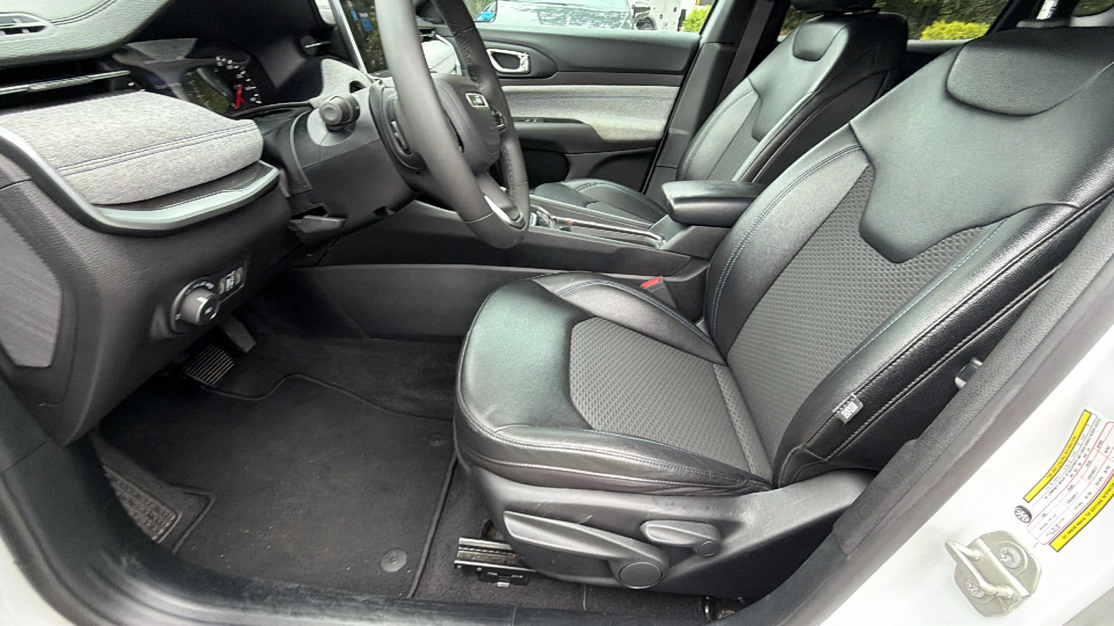 Used 2024 Jeep Compass Latitude AWD/4WD image 16