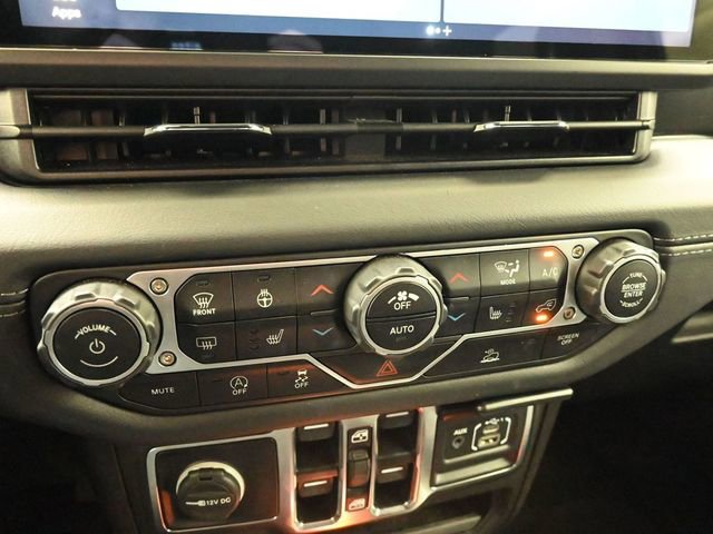 Used 2025 Jeep Wrangler Sahara image 50