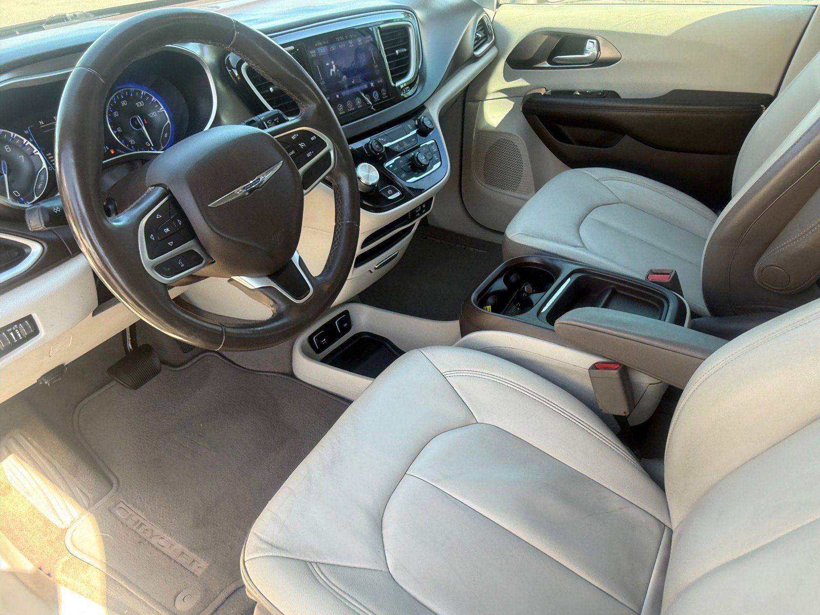 Used 2017 Chrysler Pacifica Touring-L w/ Tire & Wheel Group image 11