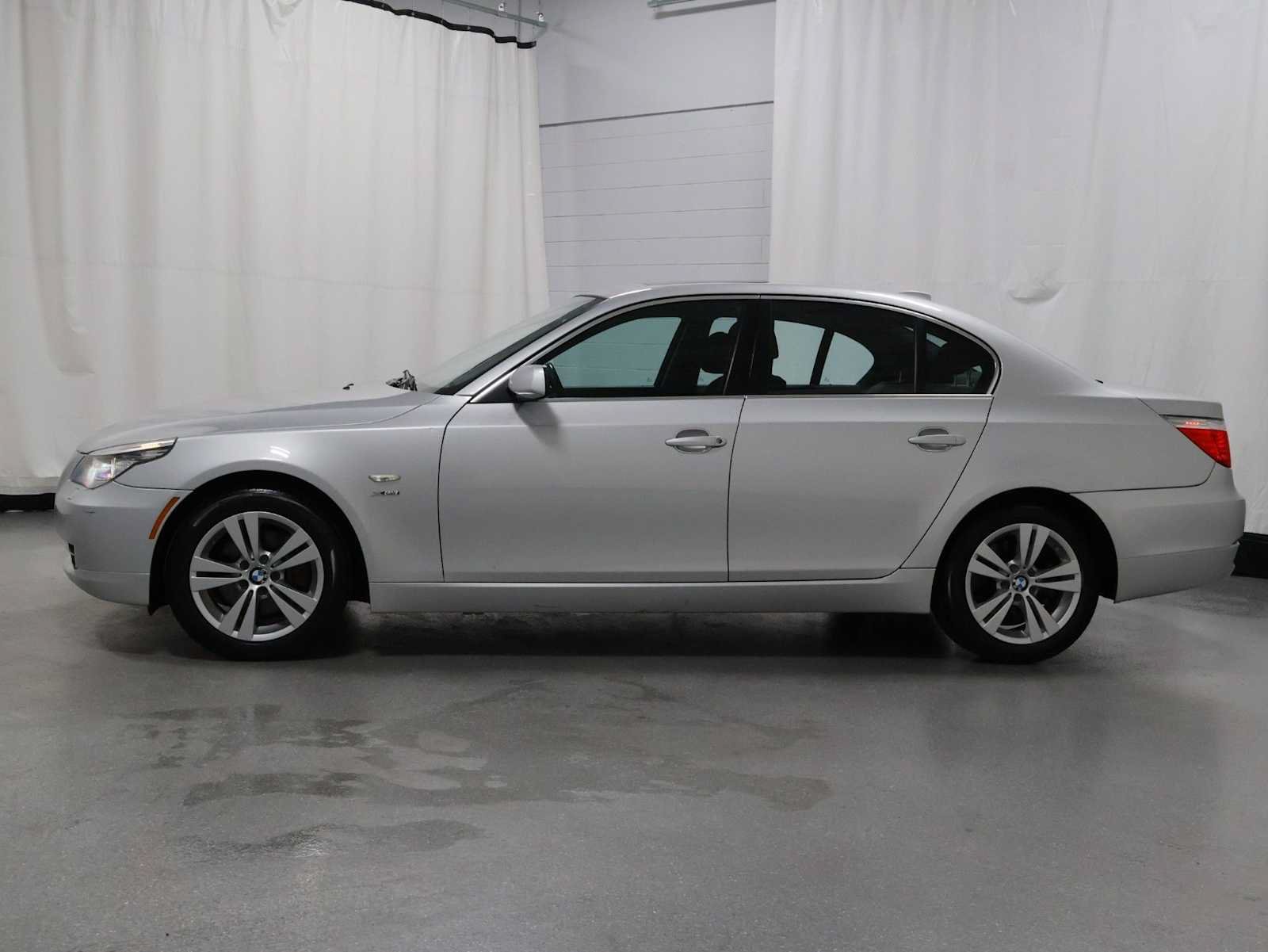 Used 2009 BMW 528i xDrive Sedan AWD/4WD image 2