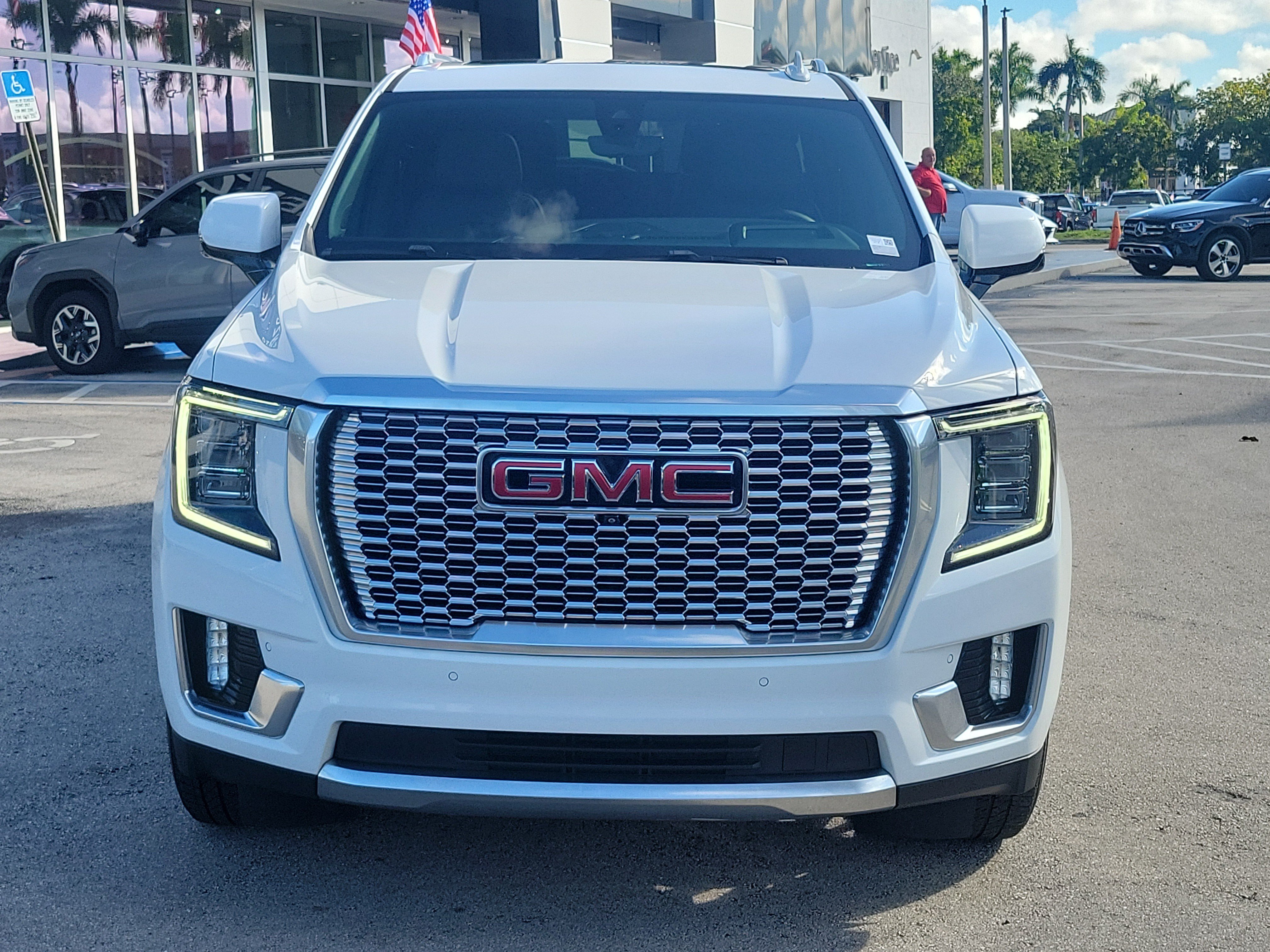 Used 2021 GMC Yukon XL Denali w/ Denali Premium Package RWD image 2