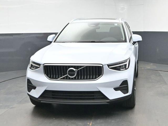 Used 2024 Volvo XC40 B5 Core AWD/4WD image 3