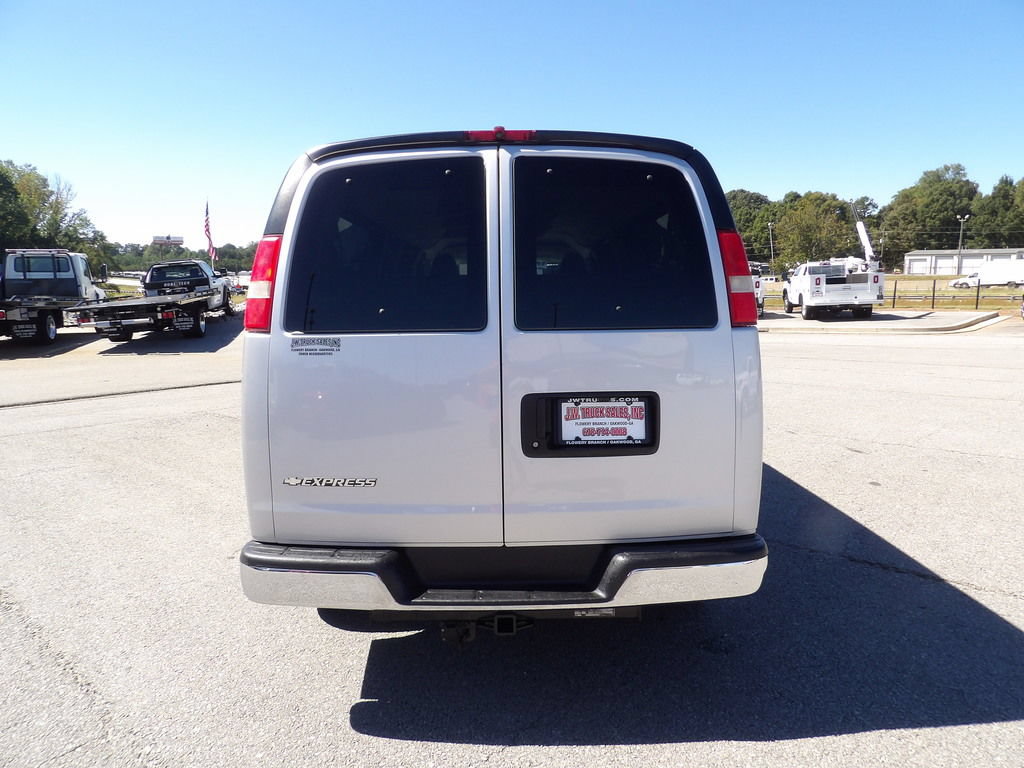 Used 2017 Chevrolet Express 3500 LT w/ LT Preferred Equipment Group RWD image 5