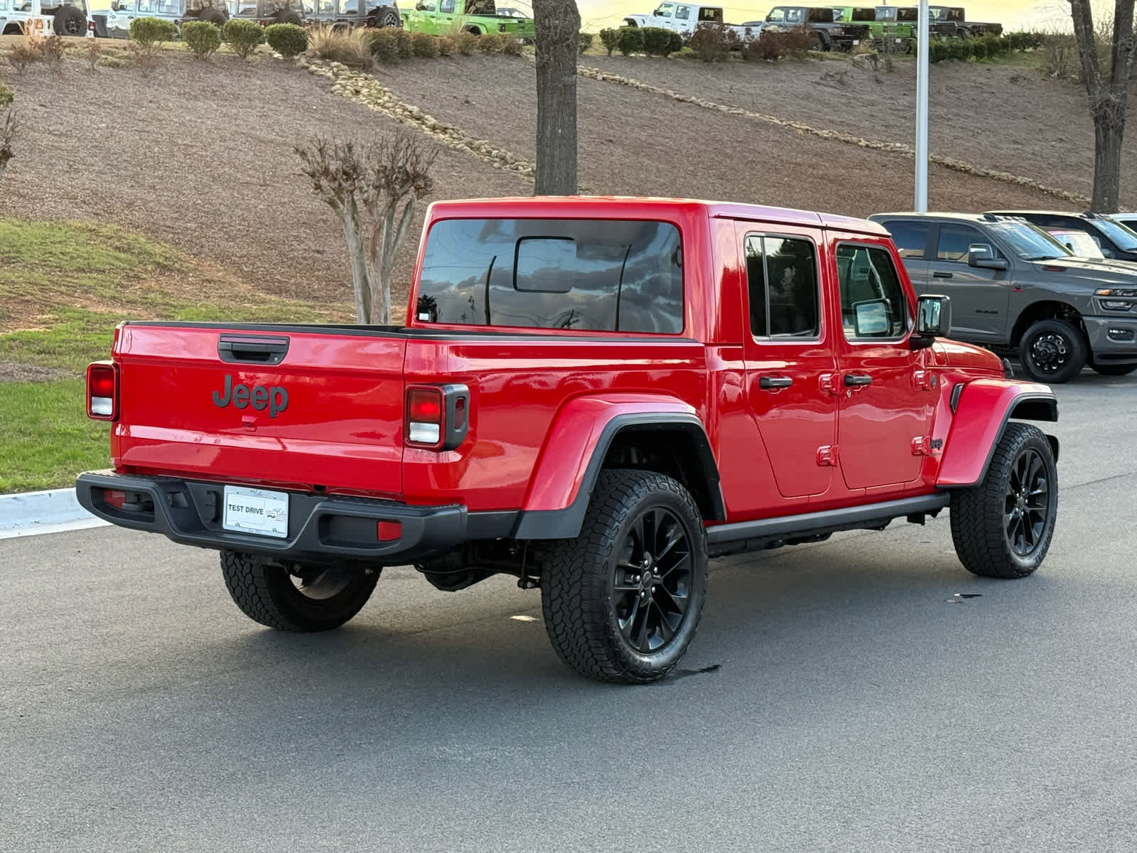 Used 2025 Jeep Gladiator Sport image 5