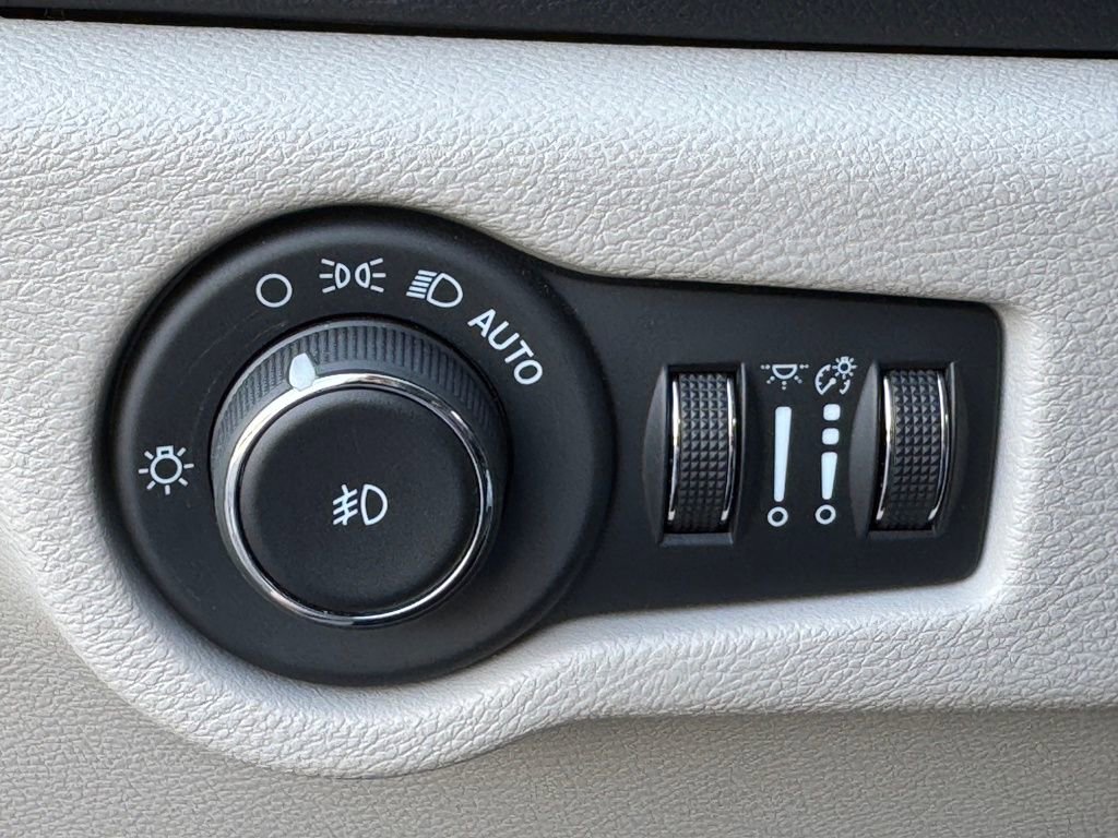 Used 2024 Chrysler Pacifica Touring-L image 19