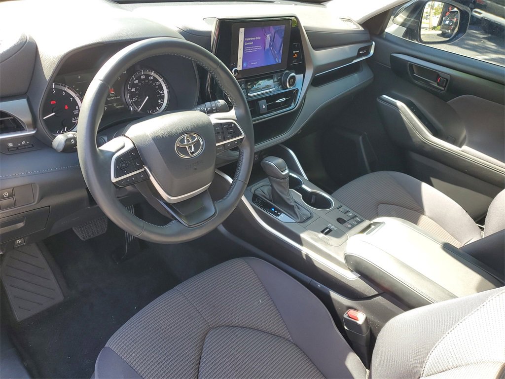 Used 2023 Toyota Highlander LE image 14