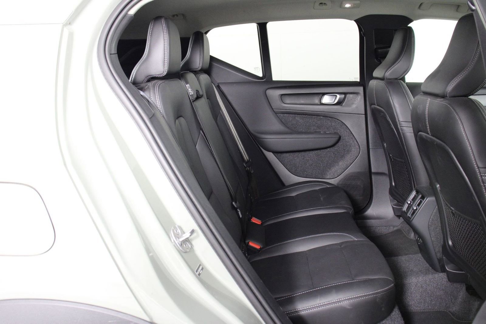 Certified 2025 Volvo XC40 B5 Plus image 30