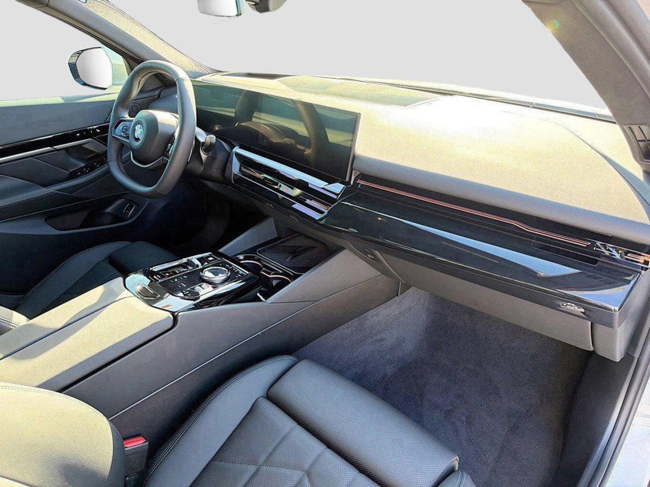 New 2026 BMW 530i xDrive w/ Premium Package AWD/4WD image 15