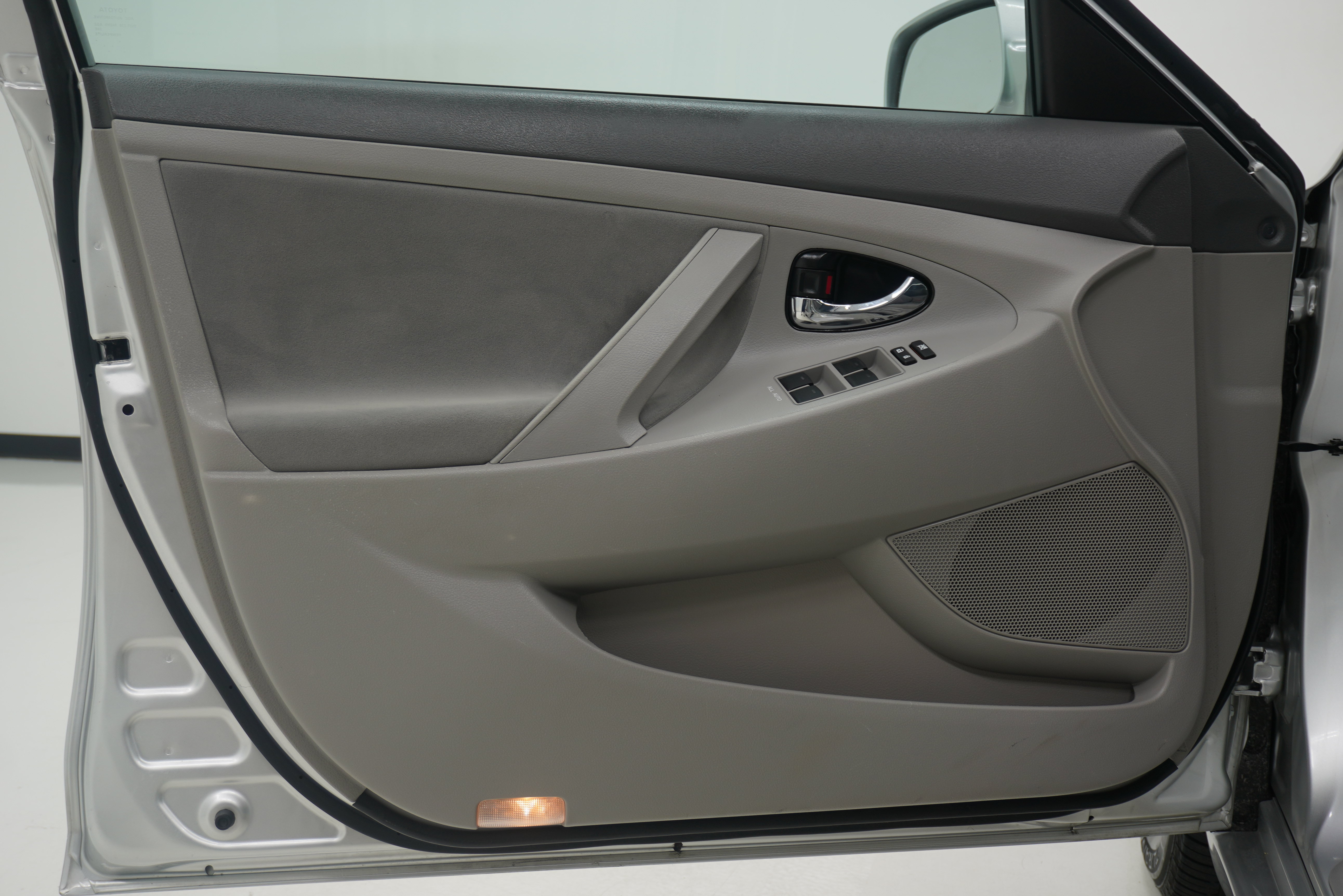 Used 2010 Toyota Camry LE FWD image 13