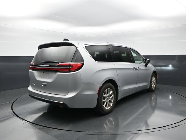 Used 2024 Chrysler Pacifica Touring-L FWD image 8