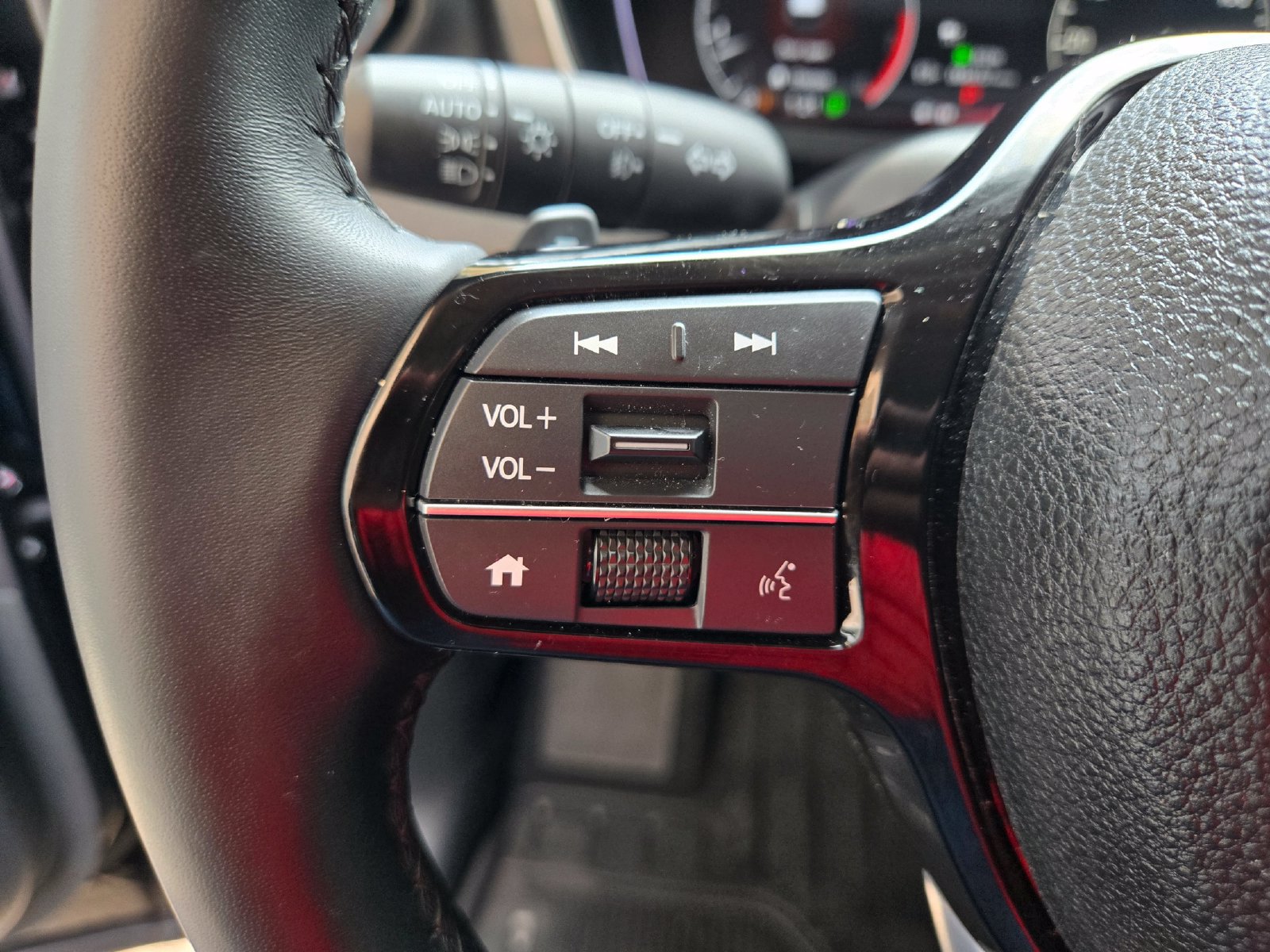 Used 2025 Honda Pilot Touring image 12