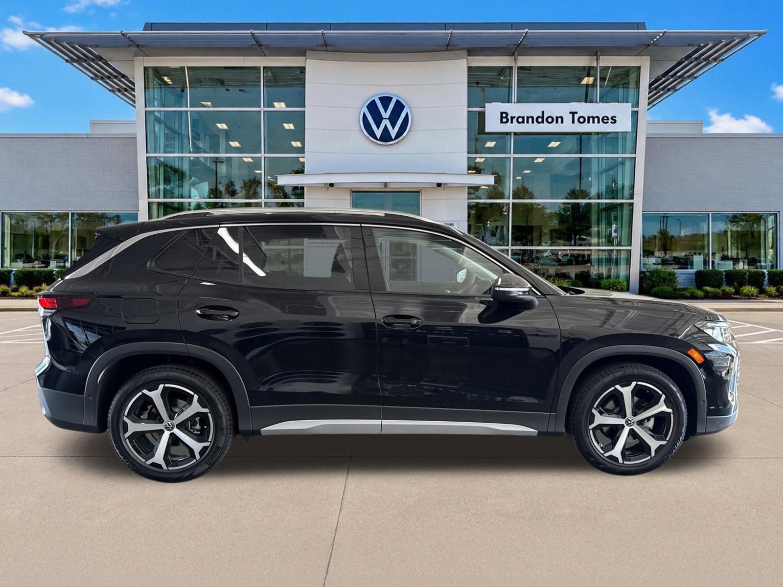 New 2026 Volkswagen Tiguan SE FWD image 2
