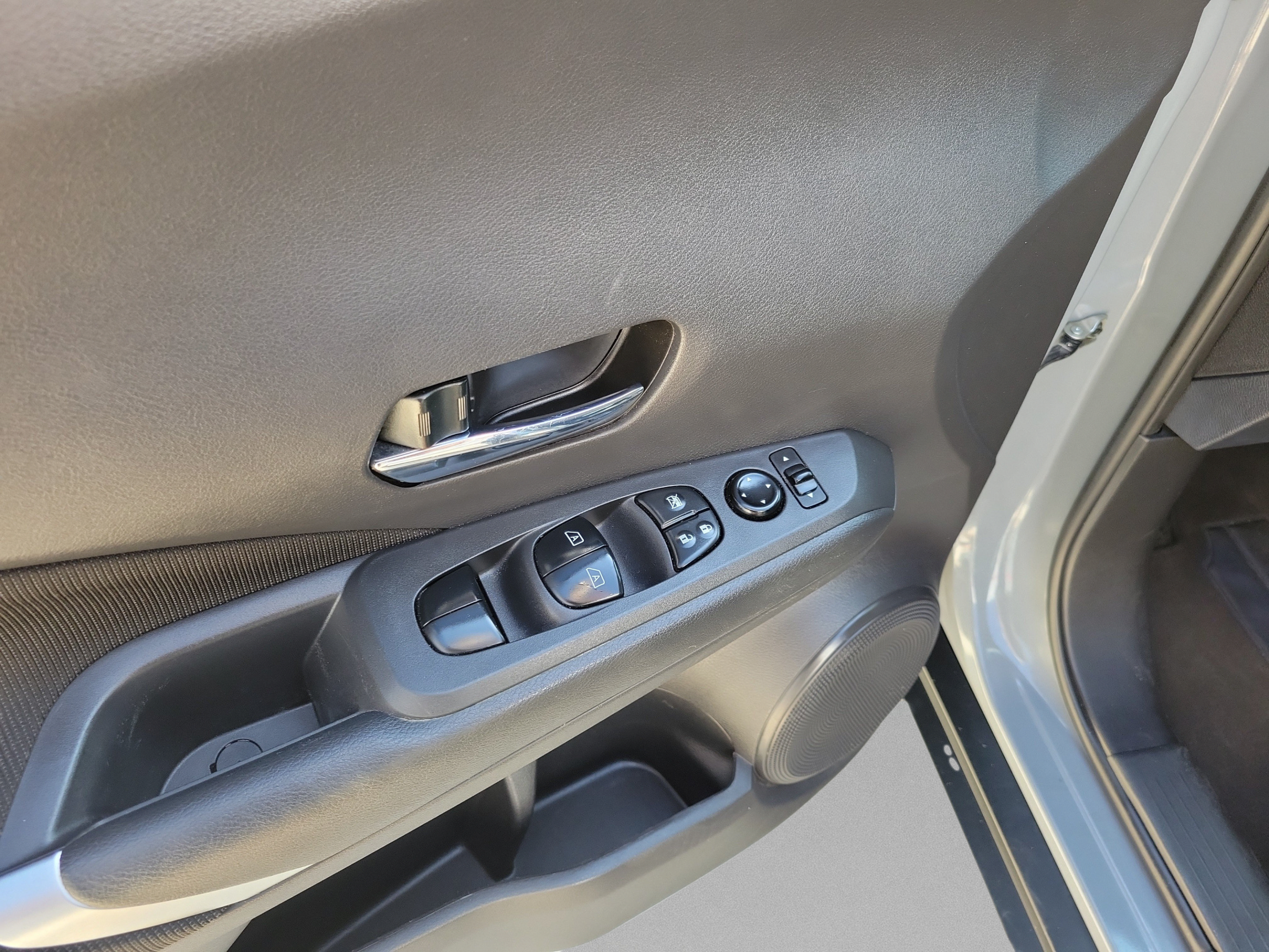 Used 2021 Nissan Kicks SV FWD image 7
