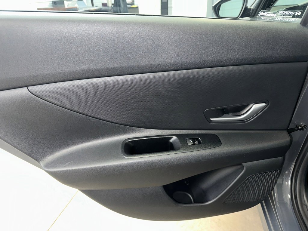 Used 2023 Hyundai Elantra SE image 14