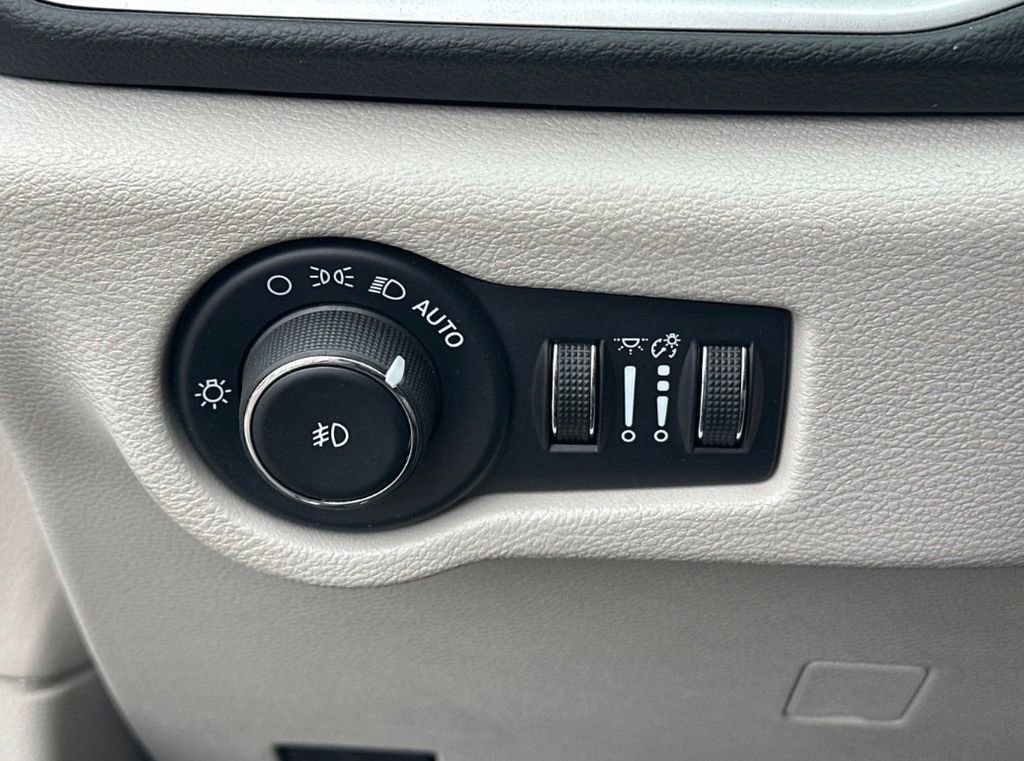 Used 2022 Chrysler Pacifica Touring-L FWD image 9