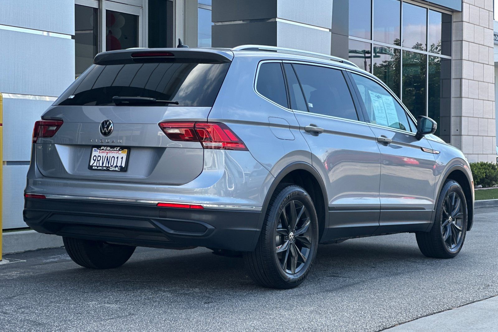 Used 2024 Volkswagen Tiguan SE image 4