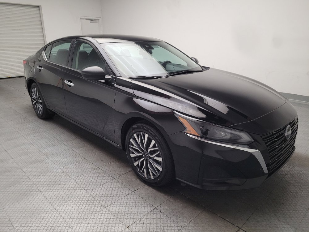 Used 2025 Nissan Altima 2.5 SV FWD image 13