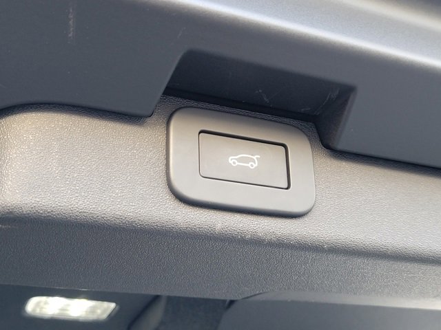 Used 2025 Land Rover Discovery Dynamic SE image 13