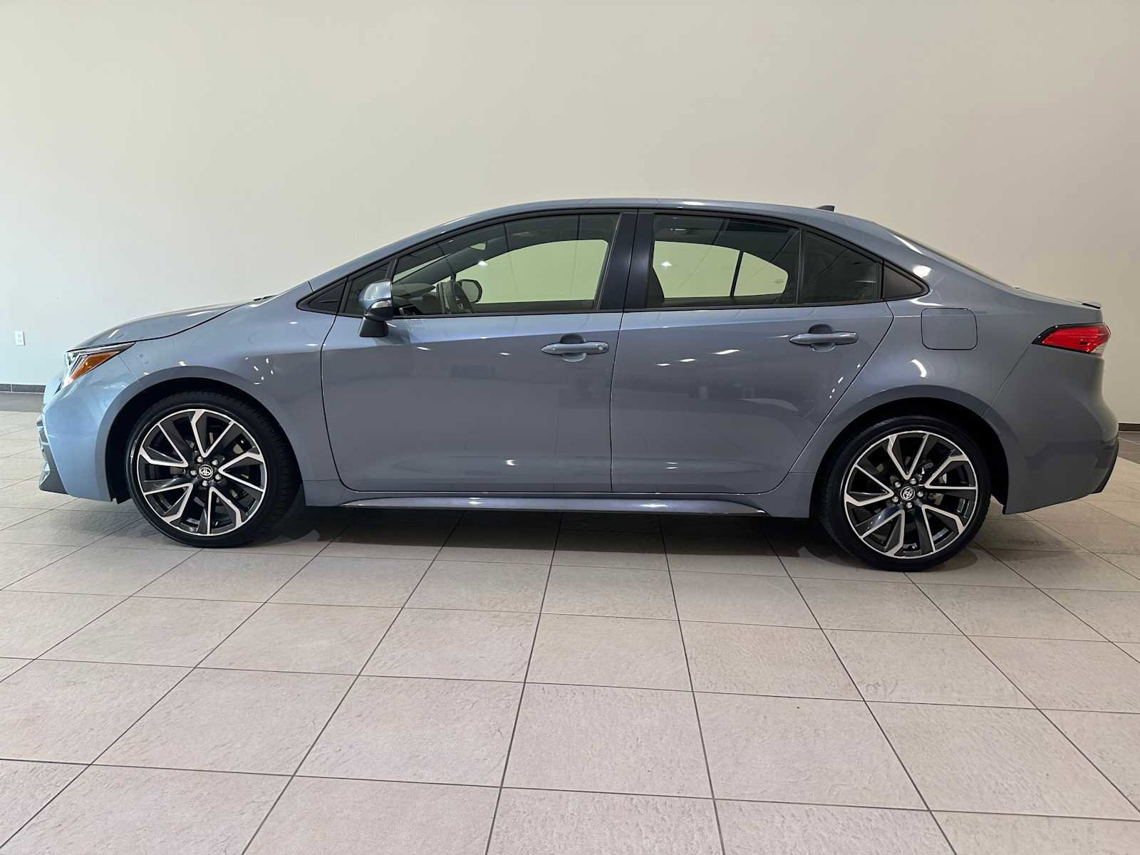 Used 2021 Toyota Corolla SE w/ SE Premium Package FWD image 3