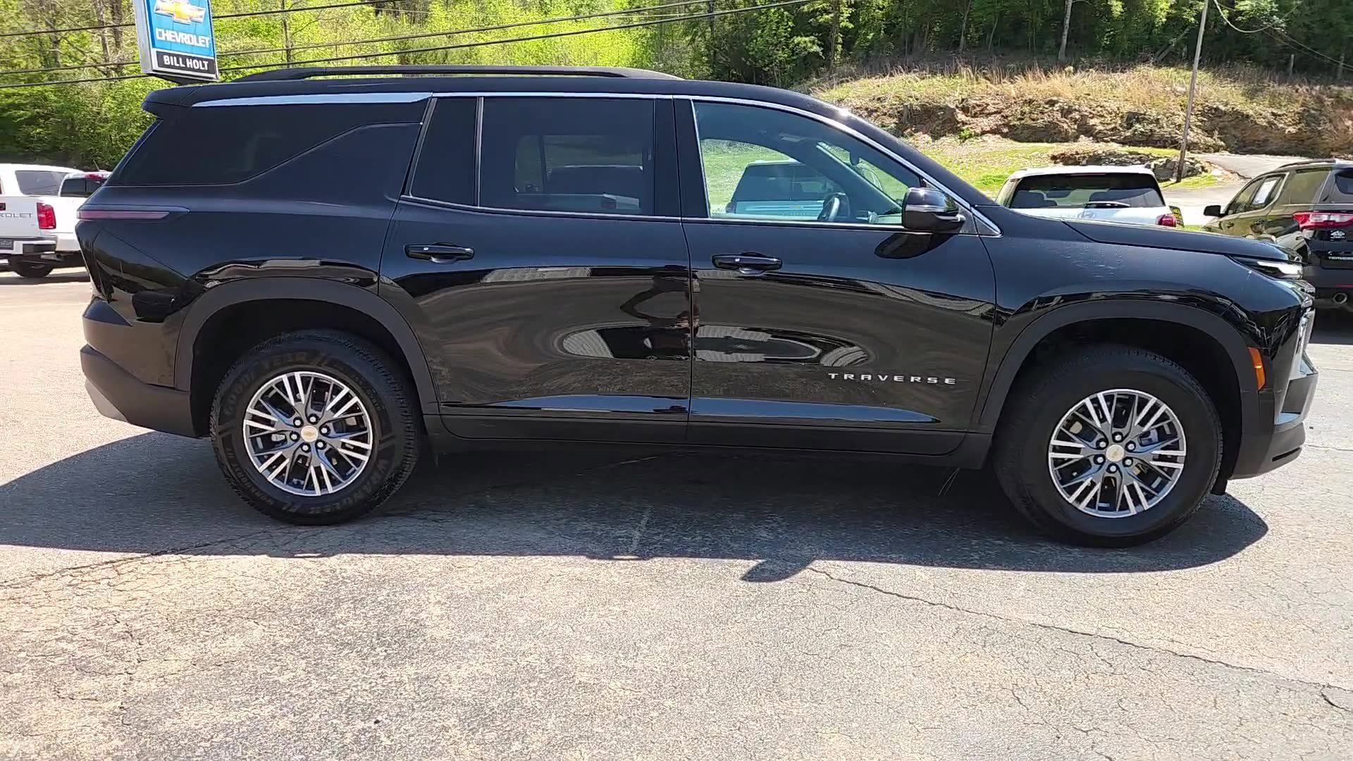 Used 2025 Chevrolet Traverse LT image 8