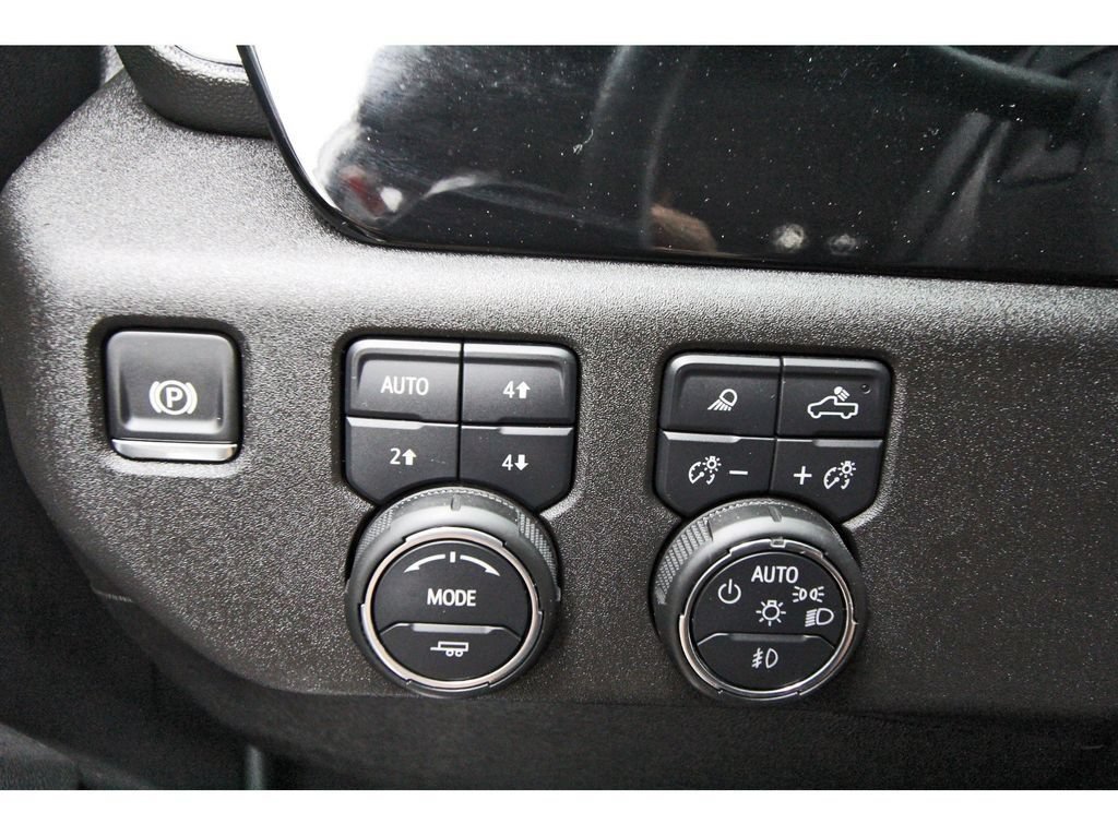 Used 2025 Chevrolet Silverado 2500 LTZ w/ LTZ Convenience Package AWD/4WD image 18