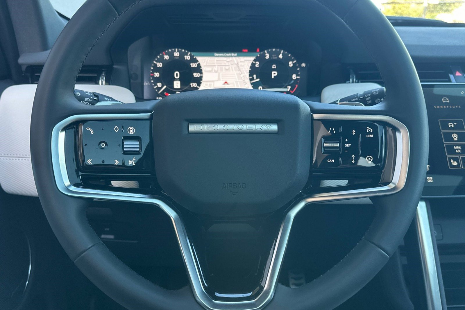 Certified 2025 Land Rover Discovery Sport Dynamic SE image 18