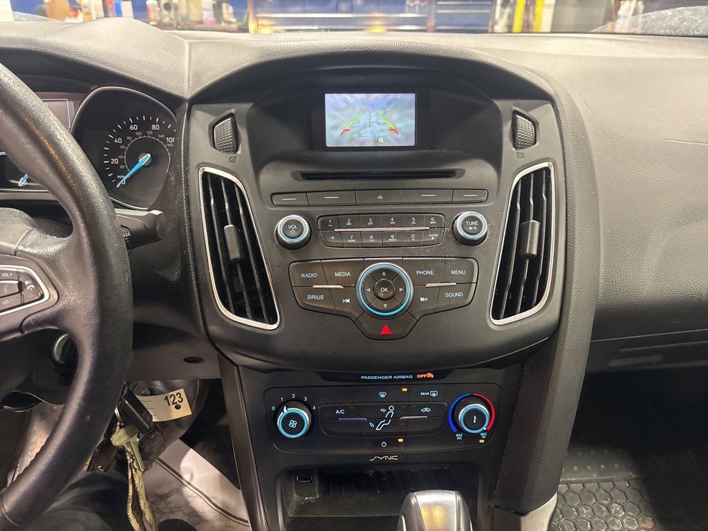 Used 2015 Ford Focus SE w/ Equipment Group 201A image 2