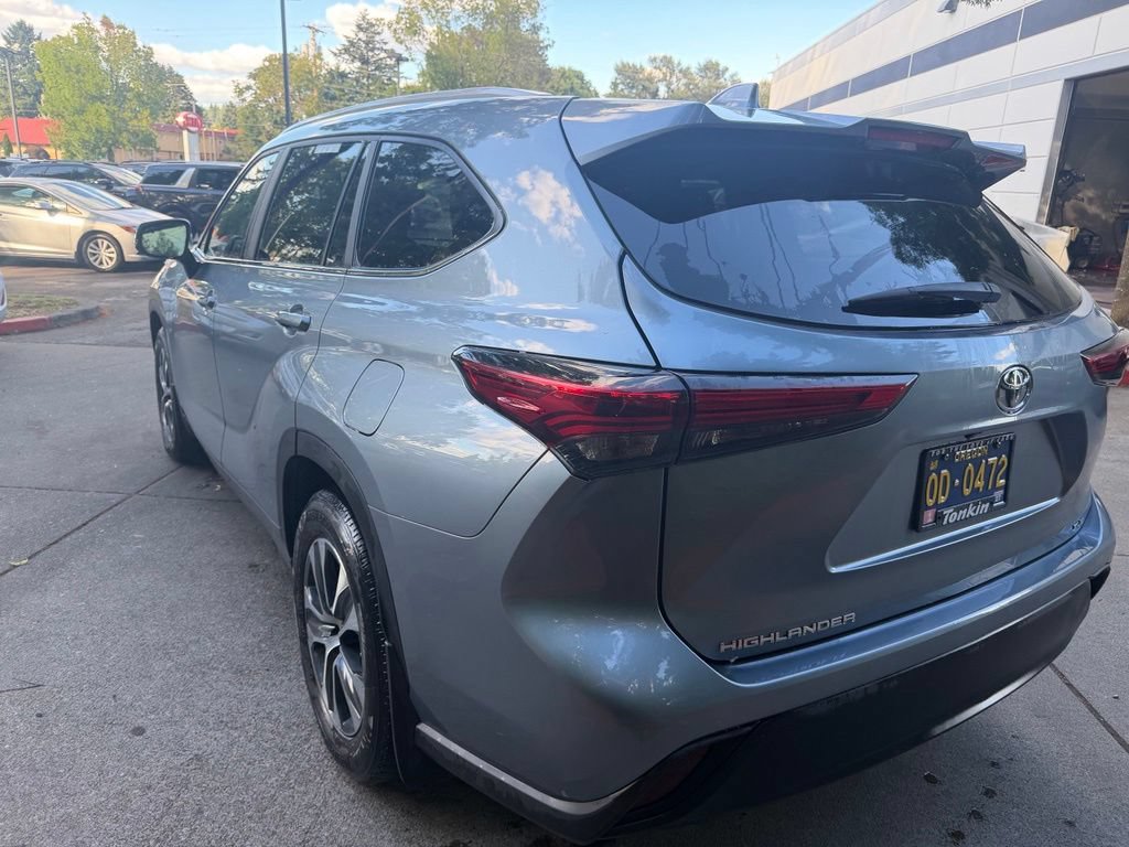 Used 2023 Toyota Highlander XLE FWD image 6