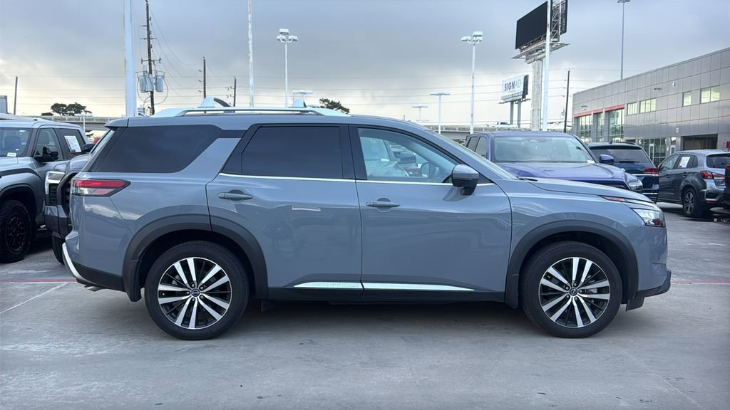 Used 2025 Nissan Pathfinder Platinum image 4