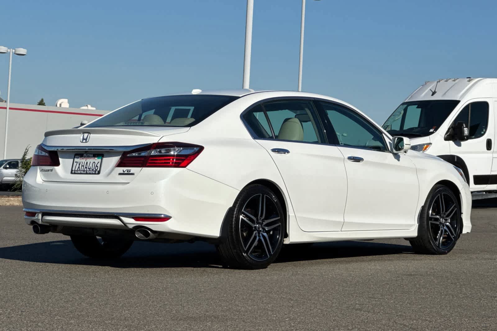 Used 2017 Honda Accord Touring image 2