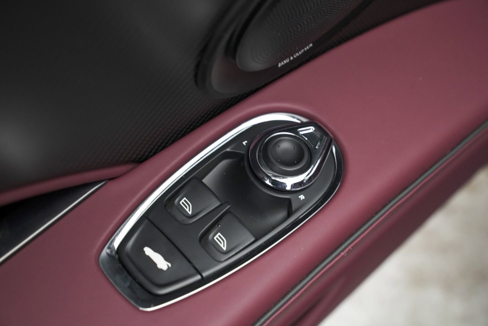 Used 2023 Aston Martin DBS Coupe image 25