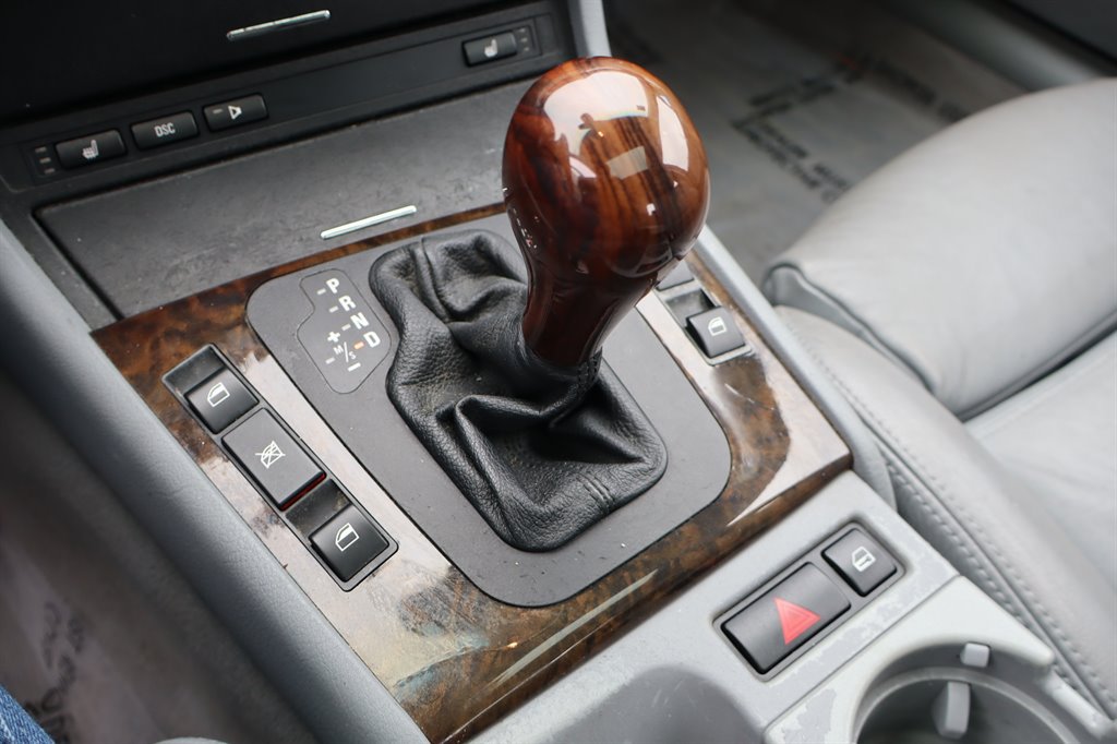 Used 2001 BMW 330i Sedan image 25