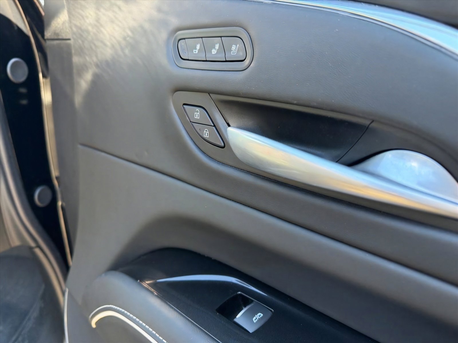 Used 2024 Cadillac Escalade Sport Platinum w/ LPO, ONYX Package image 33