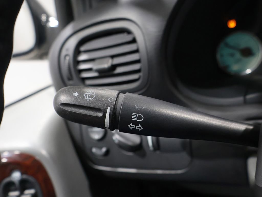 Used 2004 Chrysler Town & Country Limited image 28