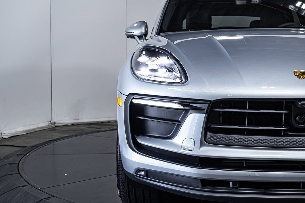 Certified 2025 Porsche Macan image 12