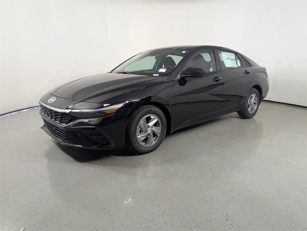 Certified 2025 Hyundai Elantra SE image 3