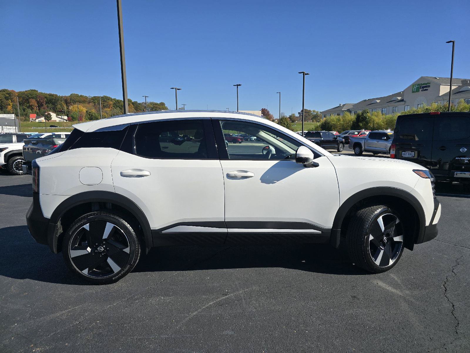Used 2025 Nissan Kicks SR FWD image 8
