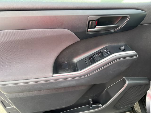 Certified 2025 Toyota Highlander LE FWD image 13