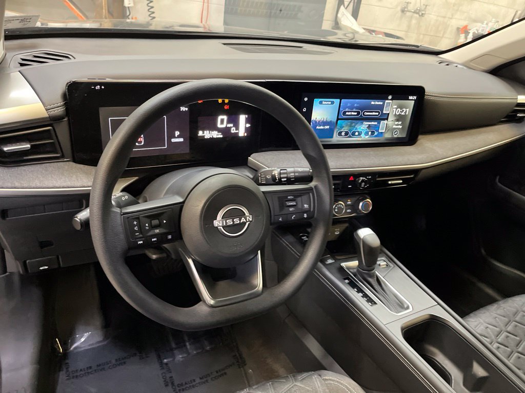 Used 2025 Nissan Kicks SV AWD/4WD image 16