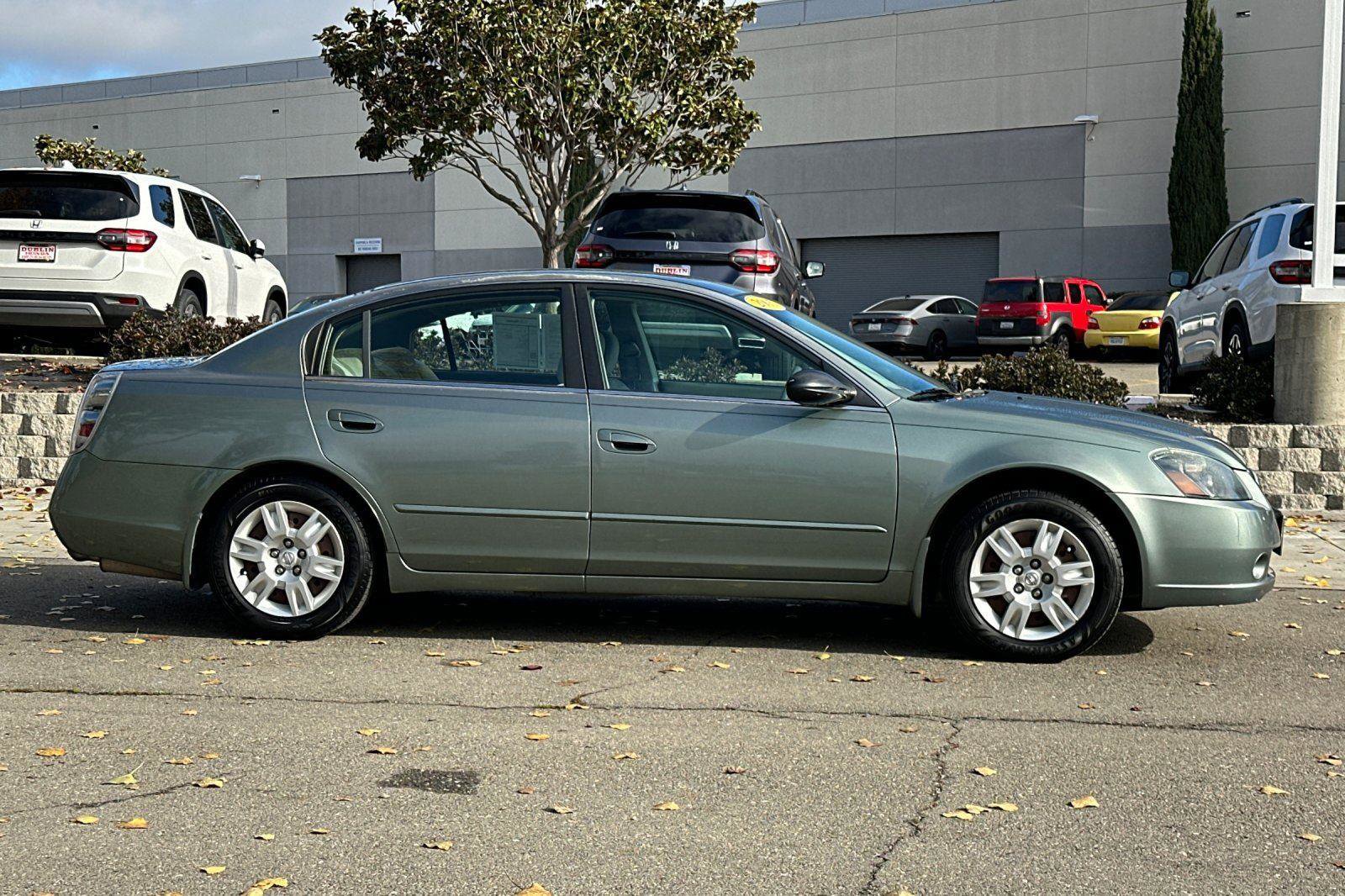 Used 2005 Nissan Altima 2.5 S w/ (S02) Side Airbags Pkg image 3